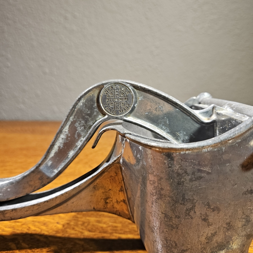 Wear-ever Handheld Vintage Juicer - Picture 7 of 15